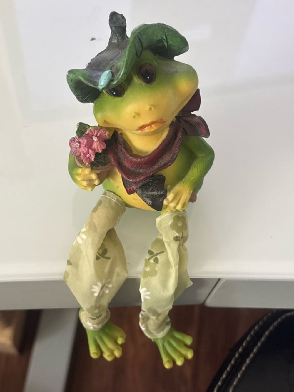 Yardworks Originals Frog Shelf Sitter with Dangling Legs Home Garden Decor